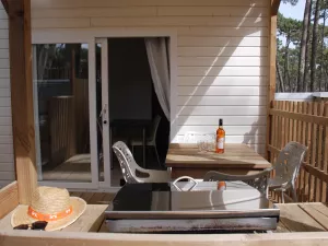 Plancha et terrasse Lodge Premium 2/3 personnes avec jacuzzi dans les Landes au camping Le Vieux Port
