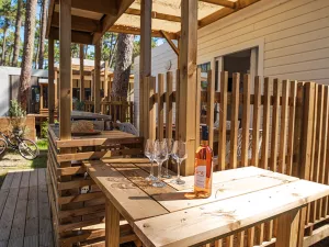 Terrasse Lodge Premium 2/3 personnes dans les Landes au camping Le Vieux Port