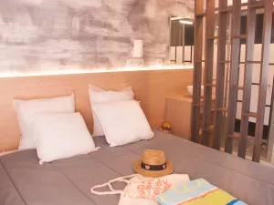 Chambre de la suite parentale Lodge Premium 4 personnes dans les Landes au camping Le Vieux Port
