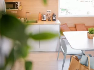 Coin cuisine Lodge Premium 4 personnes dans les Landes au camping Le Vieux Port