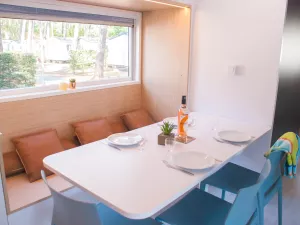 Salle à manger Lodge Premium 4 personnes dans les Landes au camping Le Vieux Port