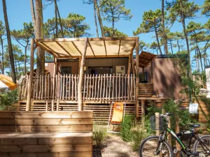 Vue ensemble Lodge Premium 4 personnes dans les Landes au camping Le Vieux Port