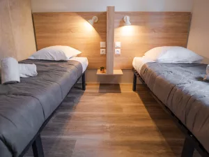 Chambre de la suite enfant Lodge Premium 4 personnes avec jacuzzi dans les Landes au camping Le Vieux Port