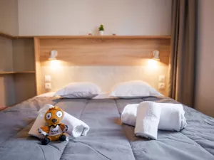 Chambre suite parentale Lodge Premium 4 personnes avec jacuzzi dans les Landes au camping Le Vieux Port