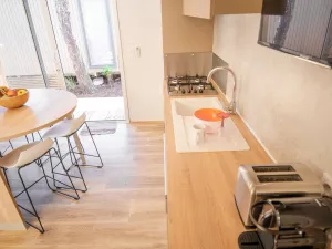 Salle à manger Lodge Premium 4 personnes avec jacuzzi dans les Landes au camping Le Vieux Port