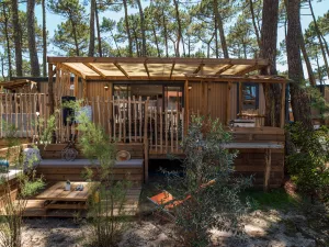Vue ensemble Lodge Premium 4 personnes avec jacuzzi dans les Landes au camping Le Vieux Port