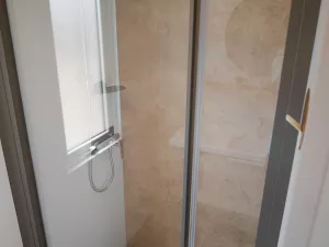 Douche Lodge Premium 4 personnes avec jacuzzi dans les Landes au camping Le Vieux Port