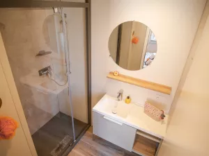 Salle de bain de la suite enfant Lodge Premium 4 personnes avec jacuzzi dans les Landes au camping Le Vieux Port