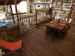 Salle à manger extérieure Lodge Premium 4 personnes avec jacuzzi dans les Landes au camping Le Vieux Port