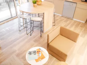 Salon Lodge Premium 4 personnes avec jacuzzi dans les Landes au camping Le Vieux Port