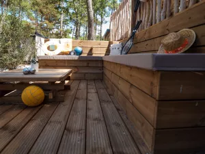 Terrasse Lodge Premium 4 personnes avec jacuzzi dans les Landes au camping Le Vieux Port
