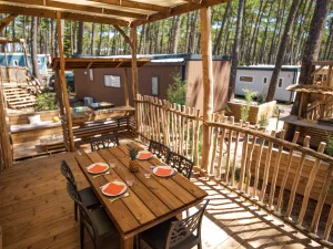 Terrasse Lodge Premium 4 personnes dans les Landes au camping Le Vieux Port