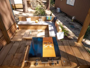 Plancha et terrasse Lodge Premium 4 personnes dans les Landes au camping Le Vieux Port