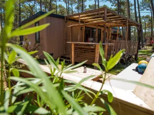 Terrasse et salon de jardin Lodge Premium 6 personnes dans les Landes au camping Le Vieux Port