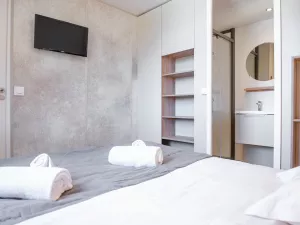 Chambre suite parentale Lodge Premium 6 personnes dans les Landes au camping Le Vieux Port