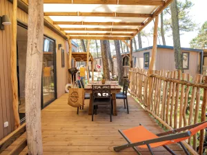 Terrasse couverte Lodge Premium 6 personnes dans les Landes au camping Le Vieux Port