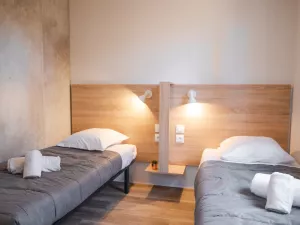 Chambre suite enfant Lodge Premium jacuzzi 4 personnes avec vue dune dans les Landes au camping Le Vieux Port