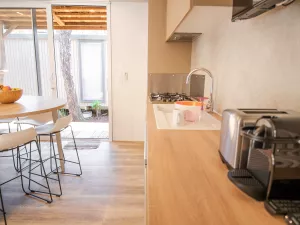 Cuisine Lodge Premium jacuzzi 4 personnes avec vue dune dans les Landes au camping Le Vieux Port