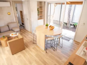 Intérieur Lodge Premium jacuzzi 4 personnes avec vue dune dans les Landes au camping Le Vieux Port