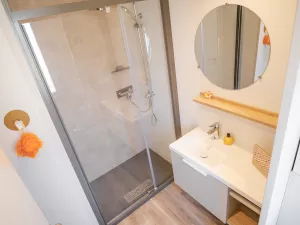 Salle de bains Lodge Premium jacuzzi 4 personnes avec vue dune dans les Landes au camping Le Vieux Port