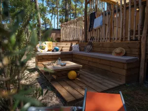 Terrasse Lodge Premium jacuzzi 4 personnes avec vue dune dans les Landes au camping Le Vieux Port