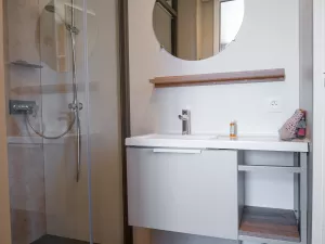 Salle de bains suite parentale Lodge Premium jacuzzi 6 personnes dans les Landes au camping Le Vieux Port
