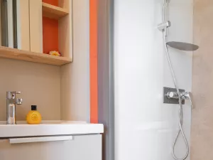 Salle de bains suite enfants Lodge Premium jacuzzi 6 personnes dans les Landes au camping Le Vieux Port