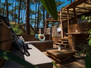 Salon extérieur Lodge Premium jacuzzi 6 personnes dans les Landes au camping Le Vieux Port