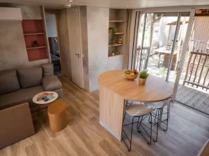 Salon et salle à manger Lodge Premium jacuzzi 6 personnes dans les Landes au camping Le Vieux Port