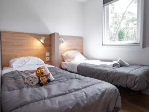 Chambre enfants avec lits jumeaux Lodge Premium jacuzzi 6 personnes dans les Landes au camping Le Vieux Port