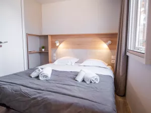 Chambre suite parentale Lodge Premium jacuzzi 6 personnes dans les Landes au camping Le Vieux Port
