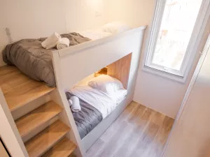 Chambre lits superposés Lodge Premium jacuzzi 6 personnes avec vue dune dans les Landes au camping Le Vieux Port