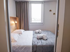 Chambre suite parentale Lodge Premium jacuzzi 6 personnes avec vue dune dans les Landes au camping Le Vieux Port