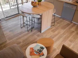 Salon et cuisine Lodge Premium jacuzzi 6 personnes avec vue dune dans les Landes au camping Le Vieux Port