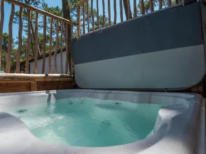 Jacuzzi Lodge Premium jacuzzi 6 personnes avec vue dune dans les Landes au camping Le Vieux Port