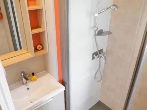 Salle de bains Lodge Premium jacuzzi 6 personnes avec vue dune dans les Landes au camping Le Vieux Port