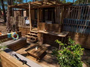 Vue ensemble Lodge Premium jacuzzi 6 personnes avec vue dune dans les Landes au camping Le Vieux Port