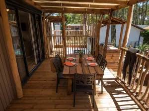 Terrasse Lodge Premium jacuzzi 6 personnes avec vue dune dans les Landes au camping Le Vieux Port