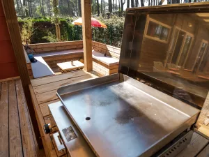 Terrasse et plancha Cottage Duo Premium jacuzzi 10 personnes dans les Landes au camping Le Vieux Port
