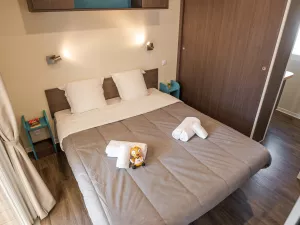 Chambre grand lit suite enfant Cottage Duo Suite Premium jacuzzi 6 personnes dans les Landes au camping Le Vieux Port