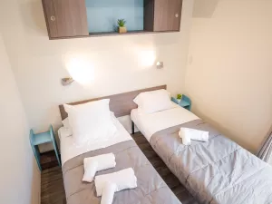 Chambre avec lits jumeaux suite enfant Cottage Duo Suite Premium jacuzzi 6 personnes dans les Landes au camping Le Vieux Port
