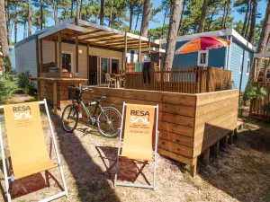 Vue ensemble Cottage Duo Suite Premium jacuzzi 6 personnes dans les Landes au camping Le Vieux Port
