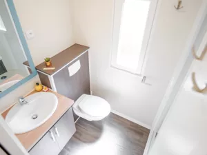 Salle de bains suite enfant Cottage Duo Suite Premium jacuzzi 6 personnes dans les Landes au camping Le Vieux Port