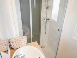 Salle de bain et douche suite enfant Cottage Duo Suite Premium jacuzzi 6 personnes dans les Landes au camping Le Vieux Port