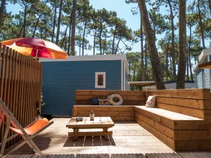 Salon de jardin Cottage Duo Suite Premium jacuzzi 6 personnes dans les Landes au camping Le Vieux Port