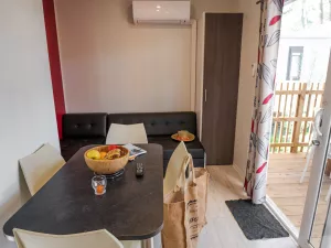 Salon suite parentale Cottage Duo Suite Premium jacuzzi 6 personnes dans les Landes au camping Le Vieux Port