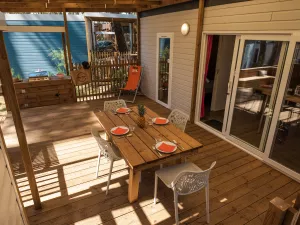 Terrasse et table extérieure Cottage Duo Suite Premium jacuzzi 6 personnes dans les Landes au camping Le Vieux Port