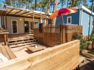 Terrasse Cottage Duo Suite Premium jacuzzi 6 personnes dans les Landes au camping Le Vieux Port