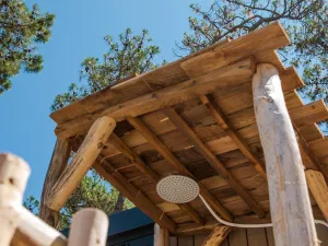 Douche extérieure Cottage Duo Suite Premium jacuzzi 8 personnes dans les Landes au camping Le Vieux Port