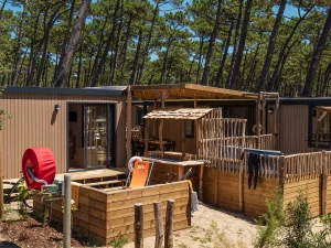 Vue ensemble Cottage Duo Suite Premium jacuzzi 8 personnes dans les Landes au camping Le Vieux Port